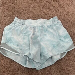 Lululemon Hotty Hot 4in shorts